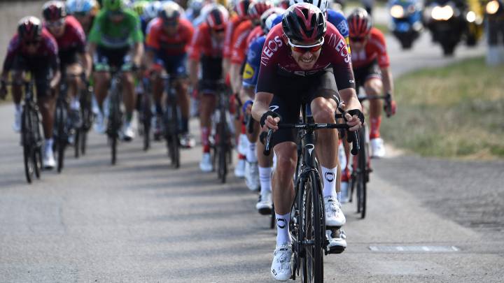 El ciclista británico del Ineos Luke Rowe lidera el pelotón en el Tour de Francia.