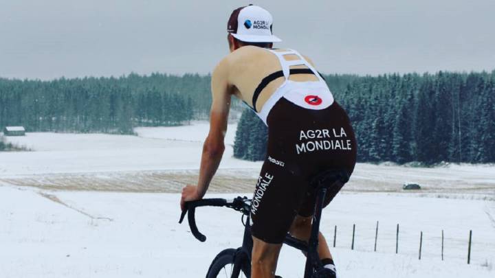 El ciclista finlandés del AG2R La Mondiale Jaakko Hänninen hace rodillo en la nieve.
