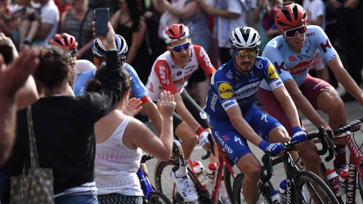 Julian Alaphilippe rueda durante una etapa del Tour de Francia.