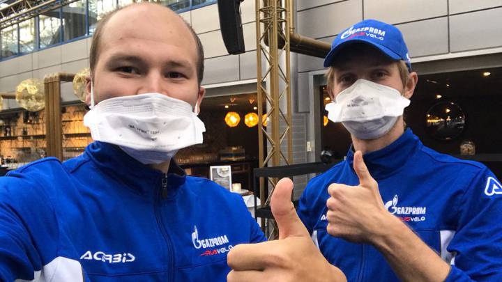 Dmitry Strakhov e Igor Boev posan tras cumplir la cuarentena por coronavirus en Abu Dhabi.