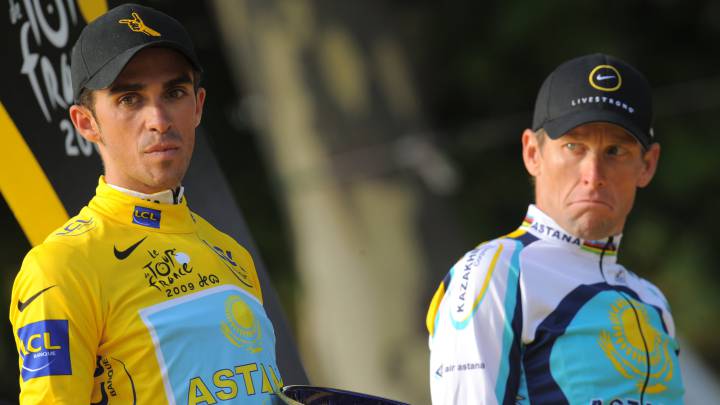 Alberto Contador y Lance Armstrong posan como primer y tercer clasificados del Tour de Francia 2009.