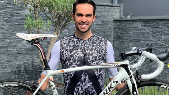 Alberto Contador posa con la bici que subastó para recaudar fondos contra el coronavirus.