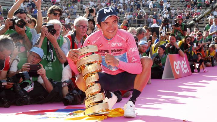 Richard Carapaz posa con el título de campeón del Giro de Italia 2019 conquistado en las filas del equipo Movistar.