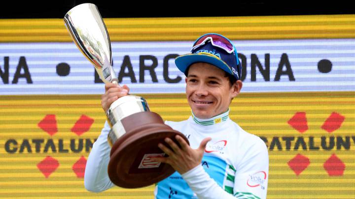 El ciclista del Astana Miguel Angel López posa con el maillot de líder y el trofeo de campeón de la Volta a Catalunta 2019.