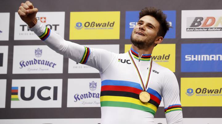 Filippo Ganna celebra su título de campeón del mundo de persecución en los Mundiales de Ciclismo en Pista de Berlín 2020.