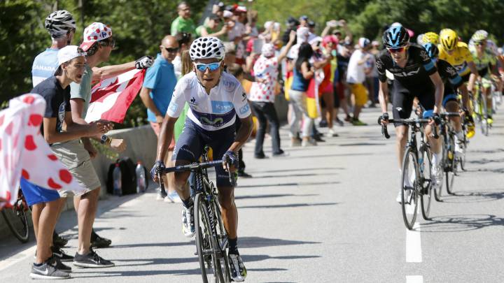 Nairo Quintana ataca durante la subida a Alpe d'Huez en la vigésima etapa del Tour de Francia 2015.