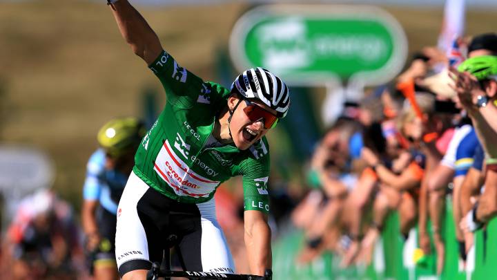Mathieu van der Poel celebra su victoria en la séptima etapa del Tour de Gran Bretaña.