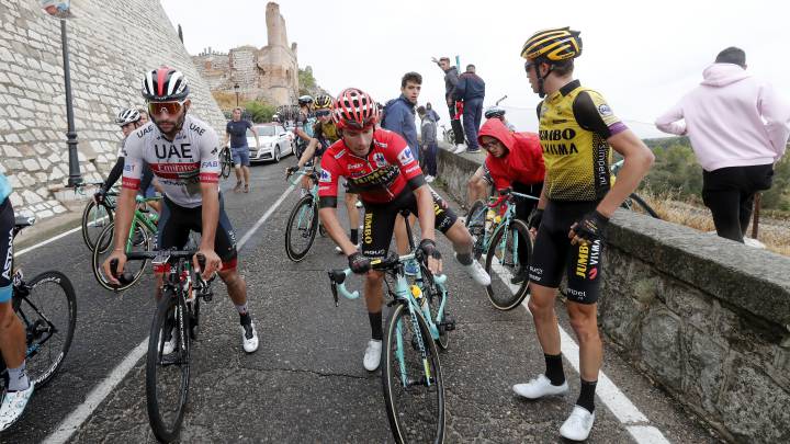 Primoz Roglic se monta en la bicicleta tras su caída en la 19ª etapa de la Vuelta a España 2019 entre Ávila y Toledo.