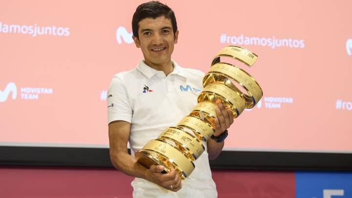 Richard Carapaz posa con el trofeo de campeón del Giro de Italia 2019 en la Sede de Telefónica.