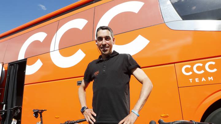 El ciclista español Víctor de la Parte posa en una entrevista con AS.
