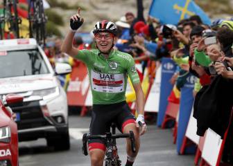 Tadej Pogacar renueva con el UAE Emirates hasta 2024