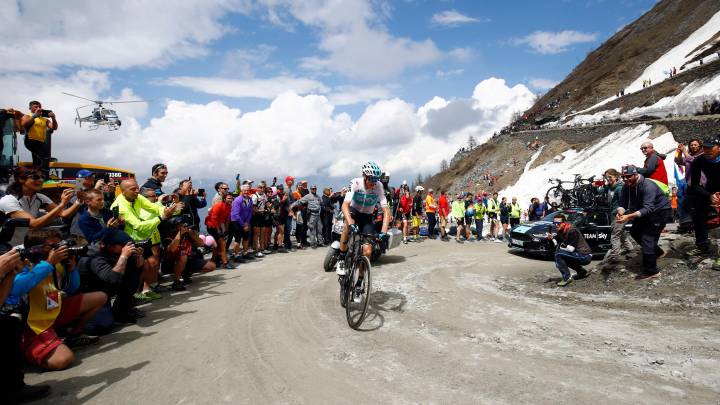 Chris Froome rueda sobre el sterrato del Colle delle Finestre camino de  Bardonecchia en la 19ª etapa del Giro de Italia 2018.