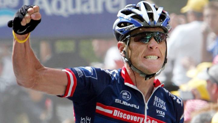 Lance Armstrong celebra su victoria en Villard-de-Lans en la 15ª etapa del Tour de Francia de 2004.