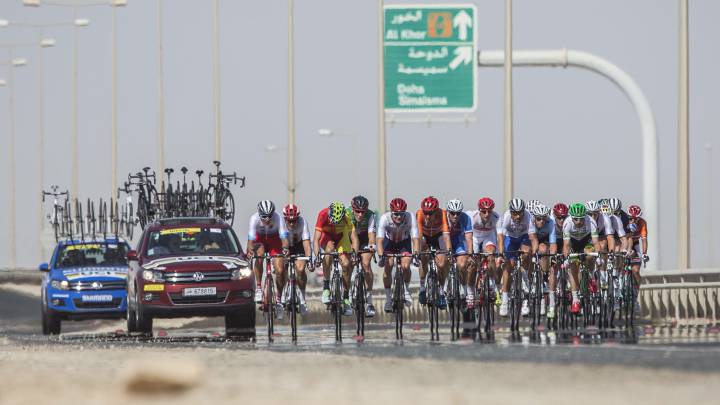 Los ciclistas ruedan en medio del desierto en la prueba de fondo masculina de los Mundiales de Ciclismo en Ruta de Qatar 2016.