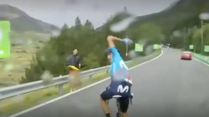 Marc Soler protesta después de que el equipo le parase para tirar de Nairo Quintana en la etapa de Andorra en la Vuelta a España 2019.
