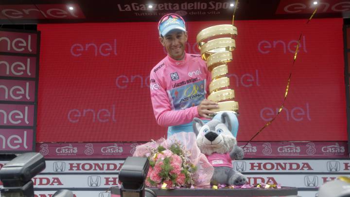 Vincenzo Nibali posa con la maglia rosa y el Trofeo Senza Fine como campeón del Giro de Italia 2016.