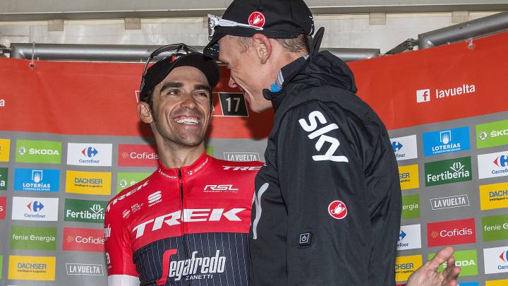 Alberto Contador y Chris Froome se saludan tras la 20ª etapa de la Vuelta a España 2017.