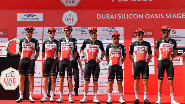El equipo Lotto-Soudal posa antes de tomar la salida en el UAE Tour.
