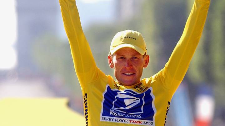 Lance Armstrong levanta el trofeo de campeón del Tour de Francia 2004.