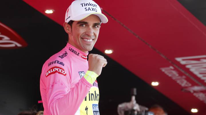 Alberto Contador posa con la maglia rosa de líder durante el Giro de Italia 2015.
