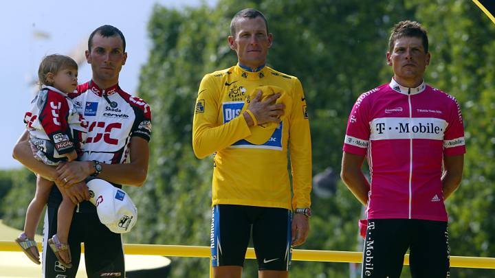 Ivan Basso, Lance Armstrong y Jan Ullrich, en el podio del Tour de Francia 2005.