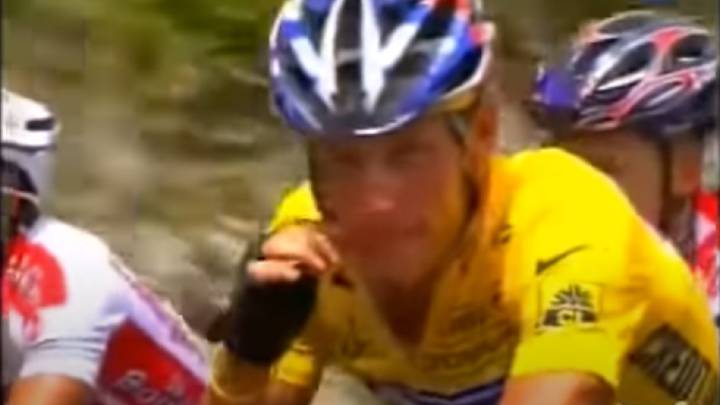 Lance Armstrong hace el gesto de cerrar la boca tras neutralizar a Filippo Simeoni durante la 18ª etapa del Tour de Francia 2004.