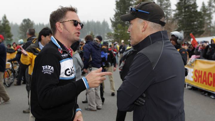 Jonathan Vaughters habla con Andrew Messick durante el Tour de California 2011.