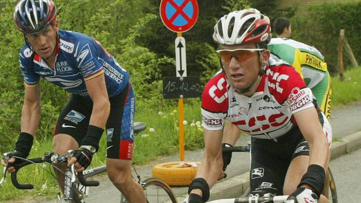 Lance Armstrong y Tyler Hamilton ruedan durante la Lieja-Bastoña-Lieja de 2003.