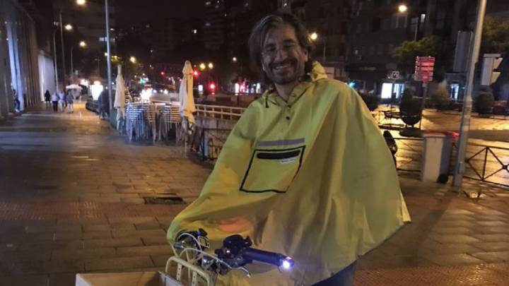El ciclista urbano David Sáiz posa con su bicicleta antes de ser arrollado por un conductor ebrio mientras regresaba de la cadena ciclista con motivo del Día Mundial de la Bicicleta.
