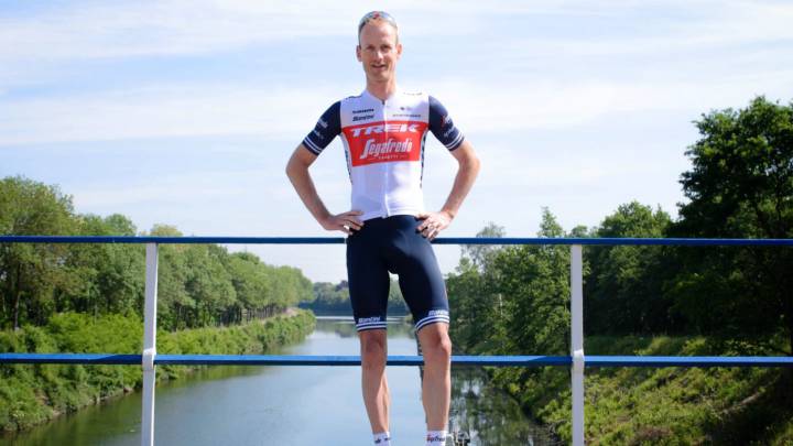 El ciclista neerlandés Pieter Weening posa con el maillot del Trek-Segafredo.