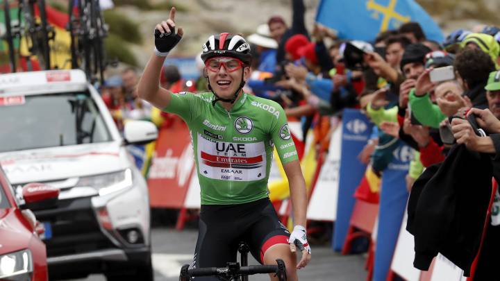 El ciclista del UAE Emirates Tadej Pogacar celebra su victoria en la Plataforma de Gredos en la 20ª etapa de la Vuelta a España 2019.