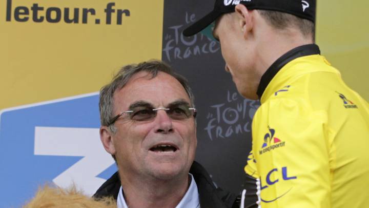 Bernard Hinault y Chris Froome hablan en el podio tras la 20ª etapa del Tour de Francia 2016.
