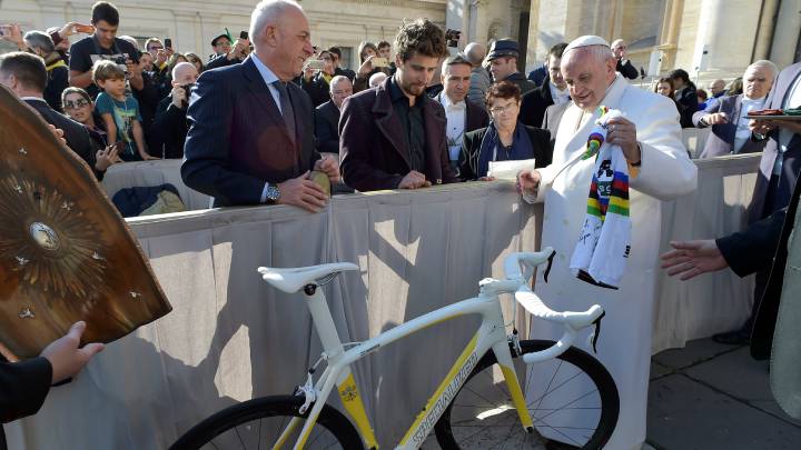 El Papa Francisco recibe un maillot arcoíris de campeón del mundo y una bicicleta con los colores del Vaticano de manos de Peter Sagan.