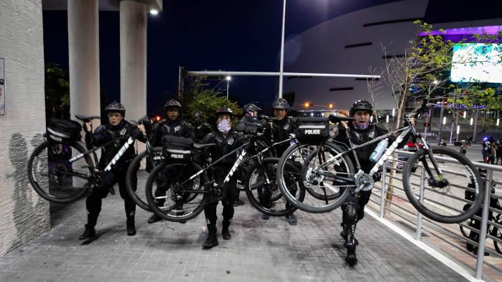 La policía de Miami carga con sus bicicletas contra los manifestantes durante las potestas tras la muerte de George Floyd.