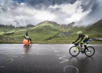 Un triatleta belga sube el Tourmalet... ¡en pelota hinchable!
