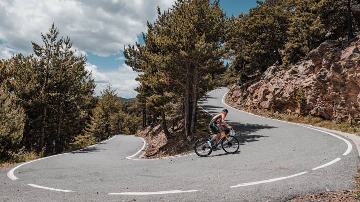 El ciclista Iván García Cortina, durante una ascensión durante su reto "Un país en dos días" por las carreteras de Andorra.