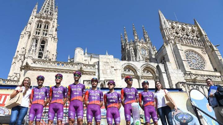 Imagen del equipo Burgos-BH antes de tomar la salida en la Vuelta a Burgos 2019.