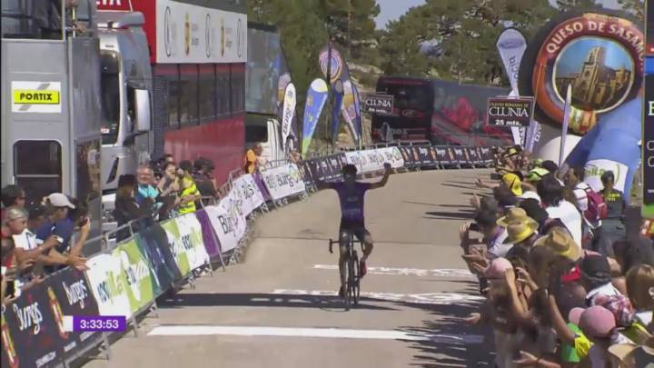 Iván Ramiro Sosa celebra su victoria en las Lagunas de Neila en la última etapa de la Vuelta a Burgos 2019.