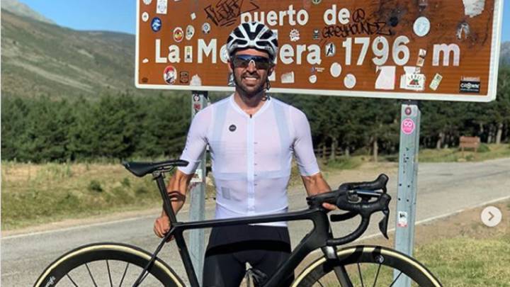 Alberto Contador posa con su bicicleta en la cima del Puerto de la Morcuera