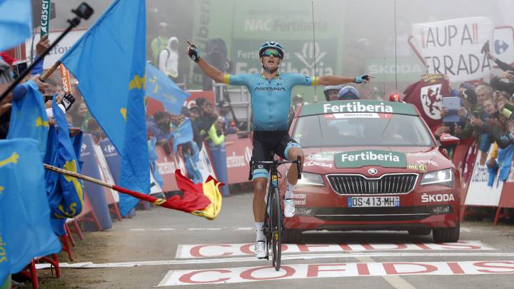 Jakob Fuglsang celebra su victoria en la cima del Alto de la Cubilla en la 16ª etapa de la Vuelta a España 2019.