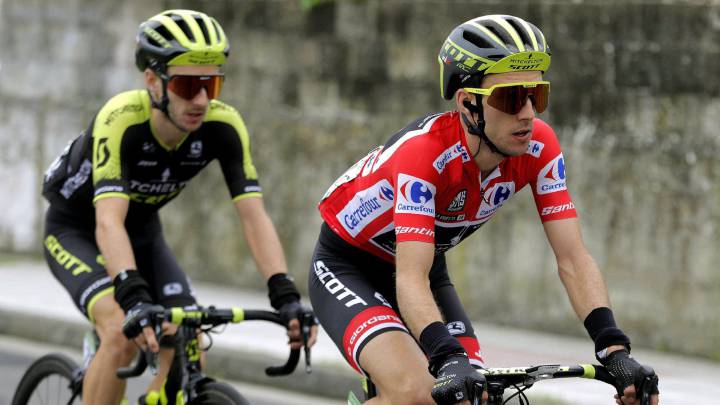 Simon Yates rueda junto a su hermano gemelo Adam  durante la 12ª etapa de La Vuelta 2018 disputada entre Mondoñedo y Faro de Estaca de Bares, Mañon.