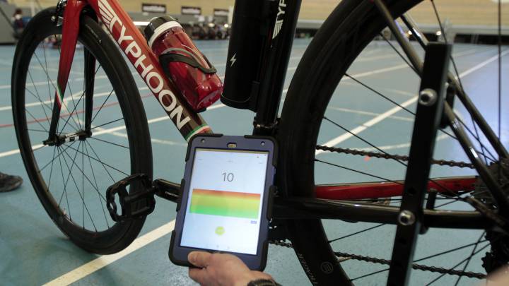 Imagen de una prueba de detección de motores en bicicletas en la sede de la UCI para combatir el dopaje tecnológico en el ciclismo.