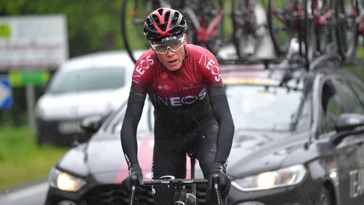 Chris Froome rueda con el maillot del Ineos durante una etapa del Criterium del Dauphiné 2019.