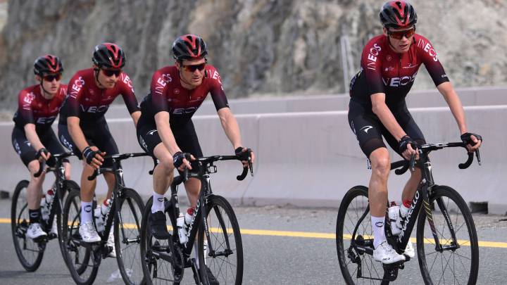Chris Froome rueda con sus compañeros del Ineos durante el UAE Tour 2020.
