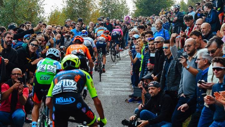 Los ciclistas ascienden el Muro di Sormano durante el Giro de Lombardía 2019.