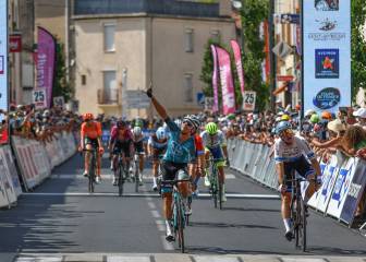 Coquard vence al esprint con Froome a 56 segundos