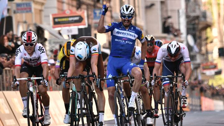 Julian Alaphilippe celebra su victoria en la Milán-San Remo 2019 por delante de Oliver Naesen y Michal Kwiatkowski.