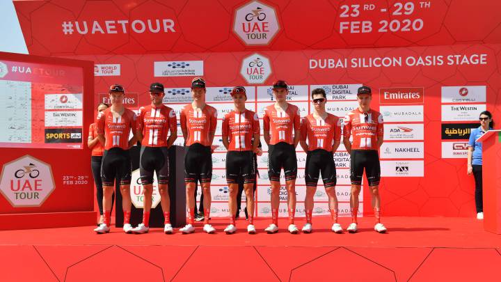Los ciclistas del equipo Sunweb, antes de tomar la salida en el UAE Tour.