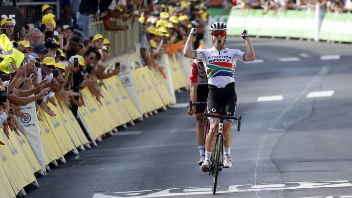 Daryl Impey celebra su victoria de etapa en Saint-Etienne en la octava etapa del Tour de Francia 2019.