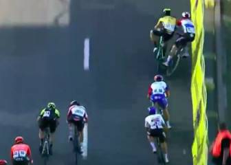 El pelotón clama contra la acción de Groenewegen: 